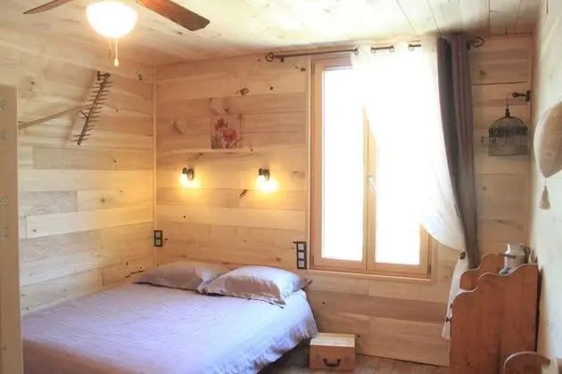 Comfort Tek Büyük Yataklı Oda, 1 Çift Kişilik Yatak, Özel Banyo, Bahçe Manzaralı (Hirondelles)