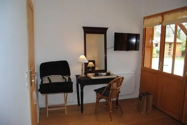 Comfort Tek Büyük Yataklı Oda, Özel Banyo, Havuz Manzaralı (Ptit Piquey)