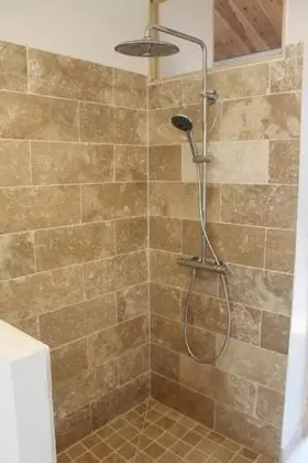 Superior Tek Büyük Yataklı Oda, Özel Banyo, Bahçe Manzaralı (Le Ferret)