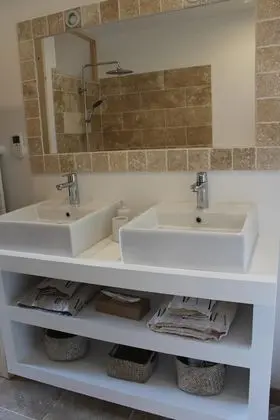 Superior Tek Büyük Yataklı Oda, Özel Banyo, Bahçe Manzaralı (Le Ferret)