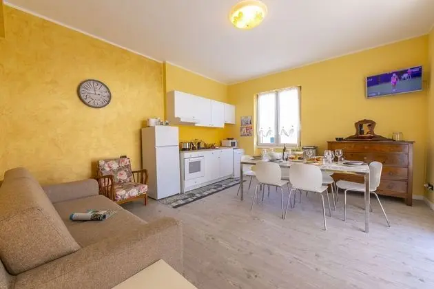 Family Apart Daire, Birden Çok Yatak, 2 Banyolu, Bahçeli (La Maison Fleurie Appartamento Giglio)