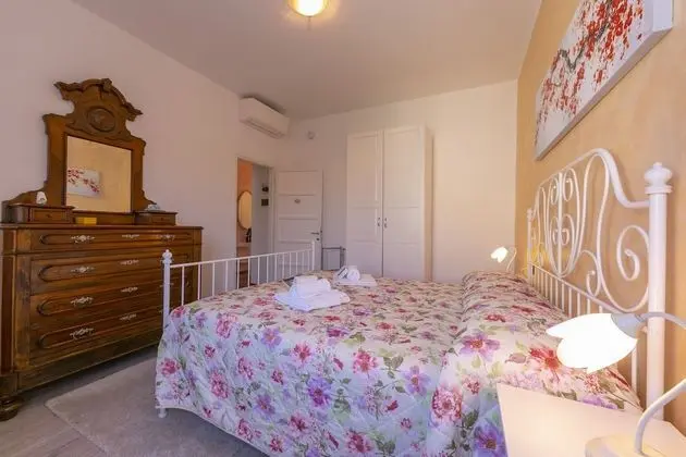 Family Apart Daire, Birden Çok Yatak, 2 Banyolu, Bahçeli (La Maison Fleurie Appartamento Giglio)