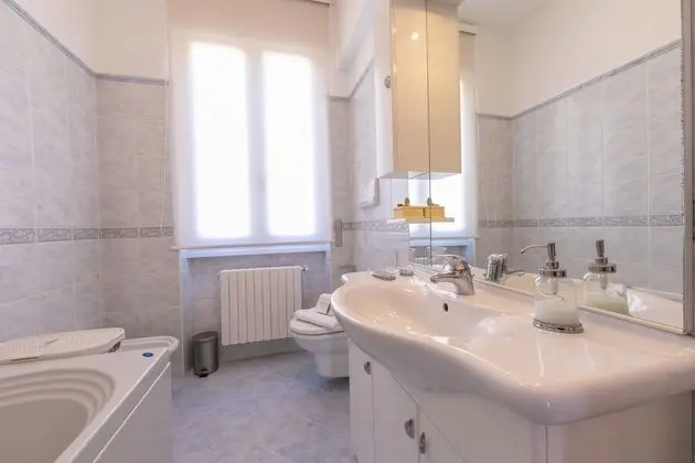 Family Apart Daire, Birden Çok Yatak, 2 Banyolu, Bahçeli (La Maison Fleurie Appartamento Giglio)