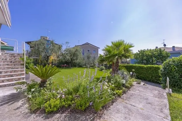 Family Apart Daire, Birden Çok Yatak, 2 Banyolu, Bahçeli (La Maison Fleurie Appartamento Giglio)