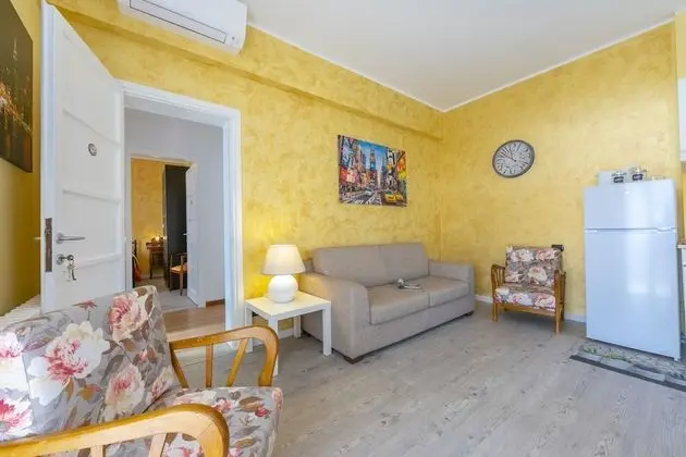 Family Apart Daire, Birden Çok Yatak, 2 Banyolu, Bahçeli (La Maison Fleurie Appartamento Giglio)