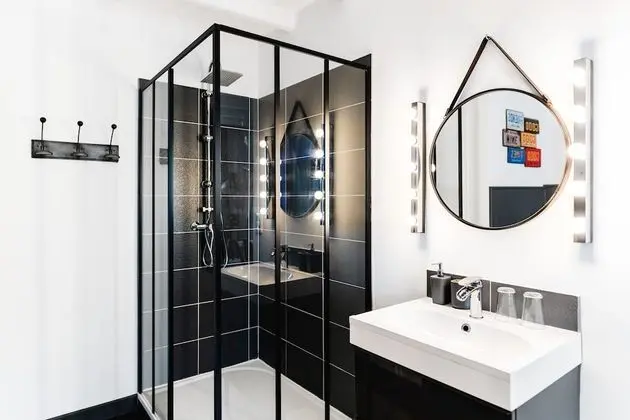 Deluxe Tek Büyük Yataklı Oda, Banyolu/Duşlu, Bahçe Manzaralı (FACTORY - 2ème étage)