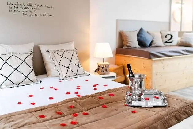 Deluxe Tek Büyük Yataklı Oda, Banyolu/Duşlu, Bahçe Manzaralı (LE GRENIER - 3ème Etage)
