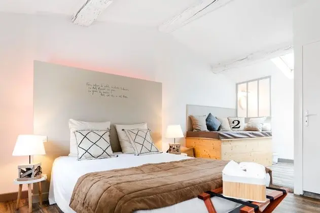 Deluxe Tek Büyük Yataklı Oda, Banyolu/Duşlu, Bahçe Manzaralı (LE GRENIER - 3ème Etage)