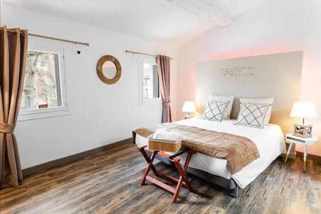 Deluxe Tek Büyük Yataklı Oda, Banyolu/Duşlu, Bahçe Manzaralı (LE GRENIER - 3ème Etage)