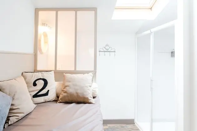 Deluxe Tek Büyük Yataklı Oda, Banyolu/Duşlu, Bahçe Manzaralı (LE GRENIER - 3ème Etage)