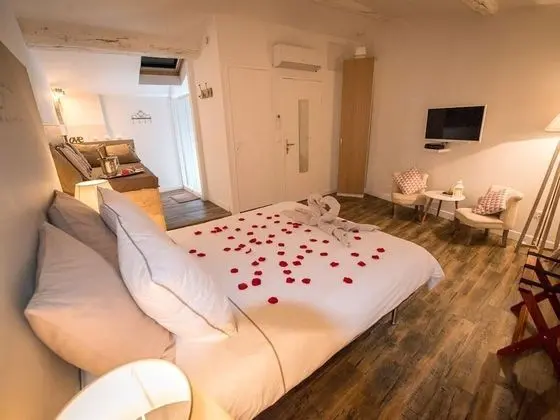 Deluxe Tek Büyük Yataklı Oda, Banyolu/Duşlu, Bahçe Manzaralı (LE GRENIER - 3ème Etage)