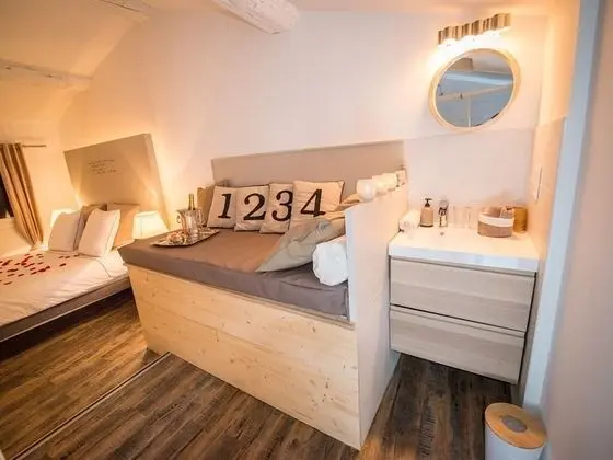 Deluxe Tek Büyük Yataklı Oda, Banyolu/Duşlu, Bahçe Manzaralı (LE GRENIER - 3ème Etage)