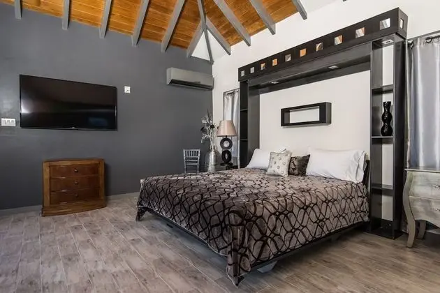 Luxury Villa (7 bedrooms - with Butler)