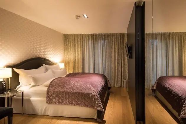 Tek Büyük Yataklı Oda, Balkon, Avlu Manzaralı (Light)