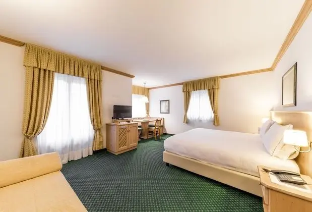 Junior Süit, Balkon