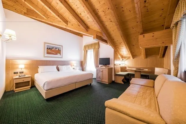 Junior Süit, Balkon