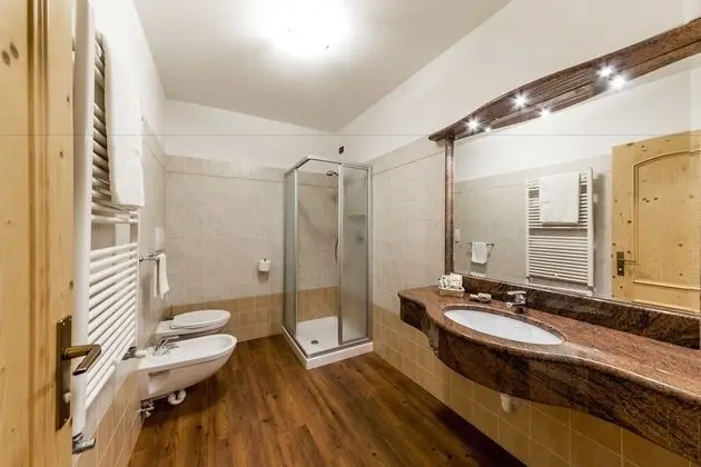 Junior Süit, Balkon