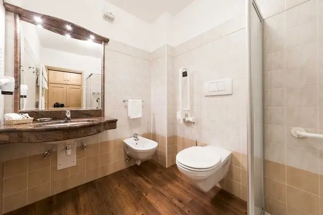 Junior Süit, Balkon