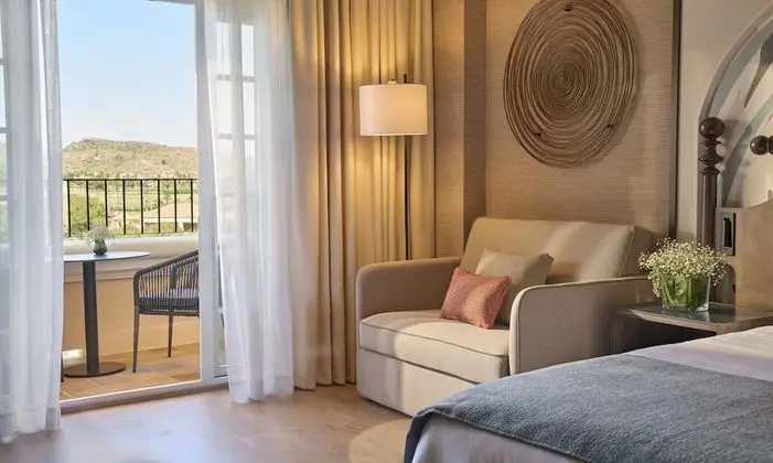 Oda, 1 En Büyük (King) Boy Yatak ve Çekyat, Balkon, Golf Manzaralı