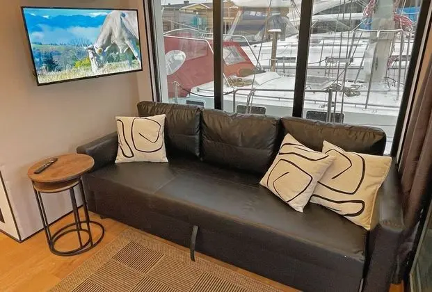 La Mare Fifteen (Private Houseboat)
