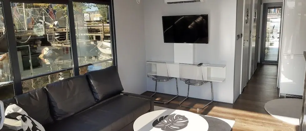 La Mare One (Private Houseboat)