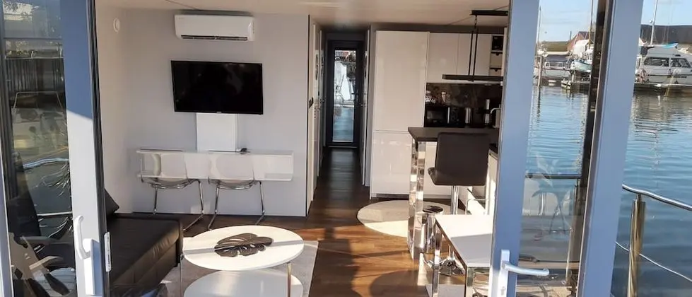 La Mare One (Private Houseboat)