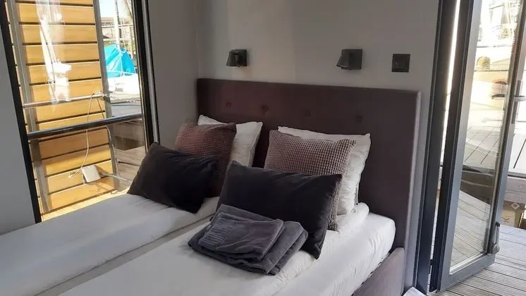 La Mare Two (Private Houseboat)
