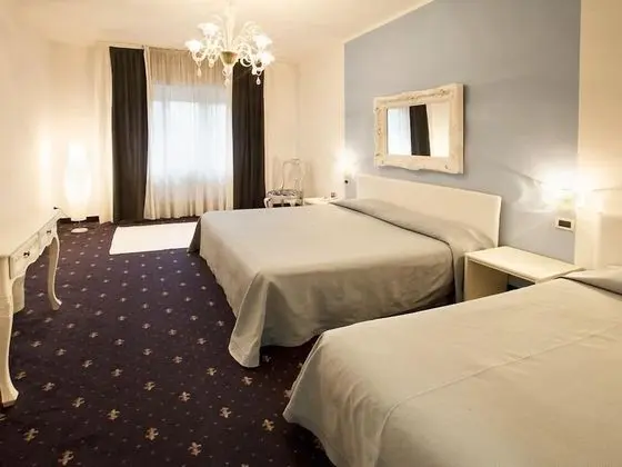 Bir adet Çift Kişilik ve İki adet Tek Kişilik Yataklı