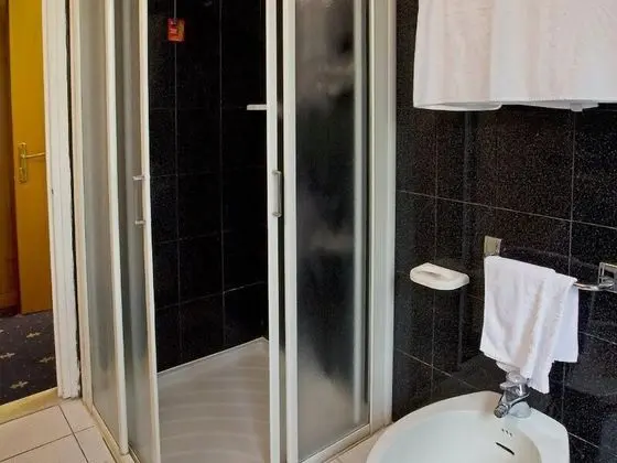 Bir adet Çift Kişilik ve İki adet Tek Kişilik Yataklı