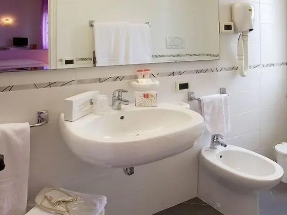 Bir adet Çift Kişilik veya İki adet tek Kişilik Yataklı