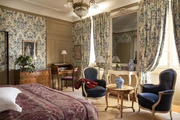 Large Deluxe Room