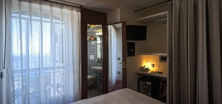 Tek Büyük veya İki Ayrı Yataklı Oda, 1 Çift Kişilik veya 2 Tek Kişilik Yatak, Deniz Manzaralı