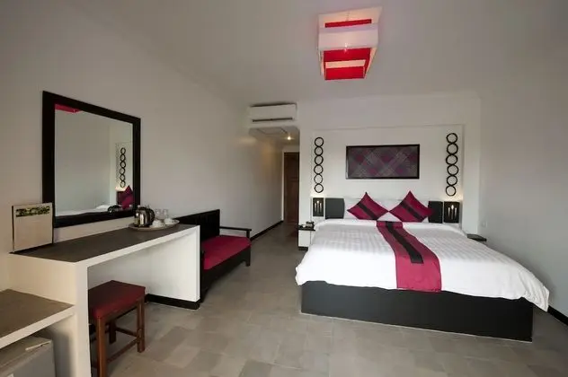 Deluxe Tek Büyük Yataklı Oda, Havuz Manzaralı