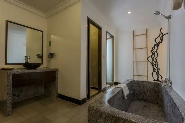 Deluxe Tek Büyük Yataklı Oda, Havuz Manzaralı