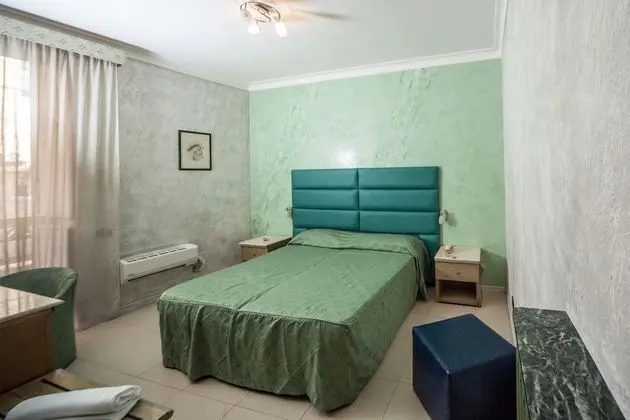 Büyük Yataklı Tek Kişilik Oda