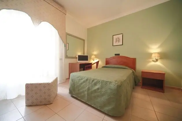 Büyük Yataklı Tek Kişilik Oda