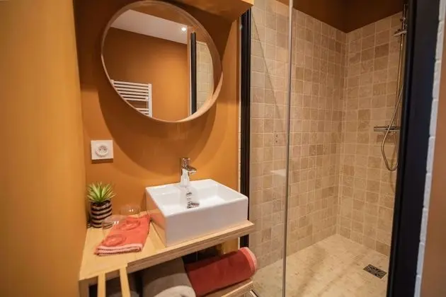 Stüdyo, Özel Banyo, Avlu Manzaralı (La cour de Philomène)