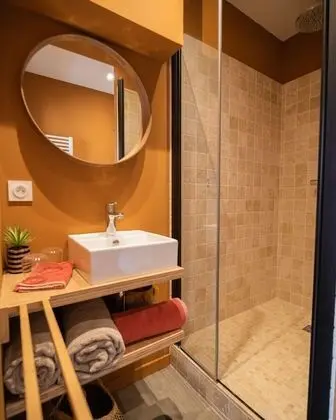 Stüdyo, Özel Banyo, Avlu Manzaralı (La cour de Philomène)