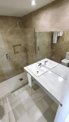 Basic Büyük Yataklı Tek Kişilik Oda