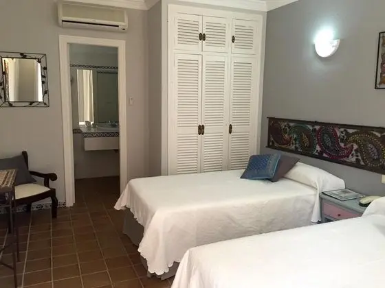 Tek Büyük veya İki Ayrı Yataklı Oda, Avlu Manzaralı