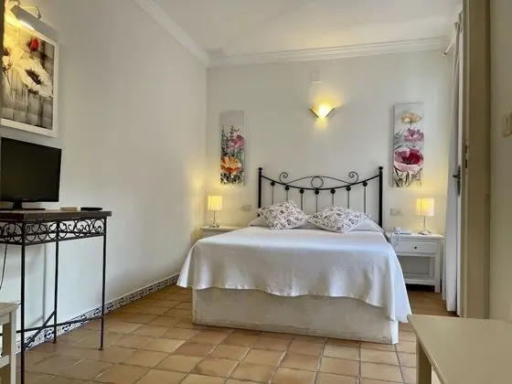 Tek Büyük veya İki Ayrı Yataklı Oda, Avlu Manzaralı