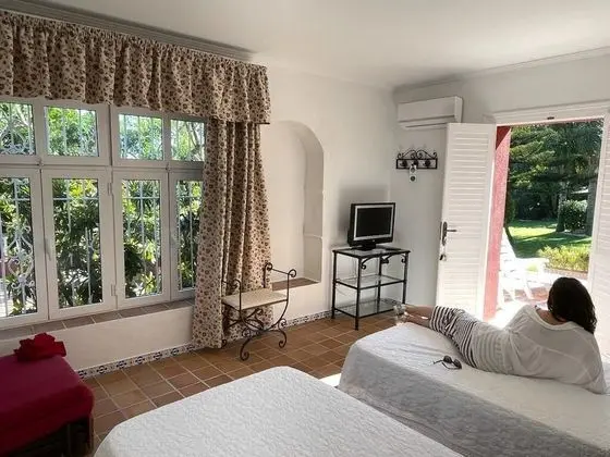 Tek Büyük veya İki Ayrı Yataklı Oda, Bahçe Manzaralı