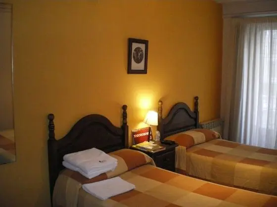 İki Ayrı Yataklı Oda, Ortak Banyo