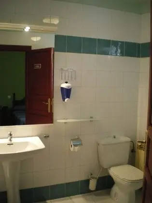 İki Ayrı Yataklı Oda, Ortak Banyo