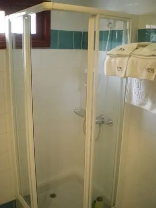 İki Ayrı Yataklı Oda, Ortak Banyo