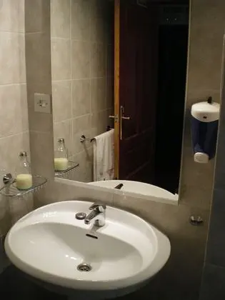 İki Ayrı Yataklı Oda, Ortak Banyo