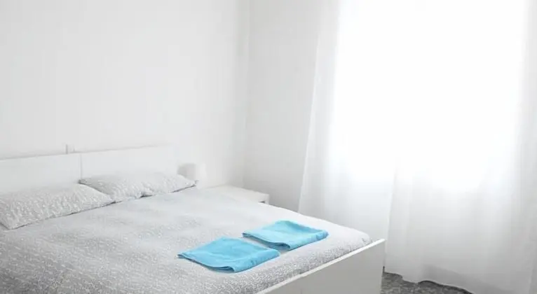 Tek Büyük veya İki Ayrı Yataklı Oda, Ortak Banyo