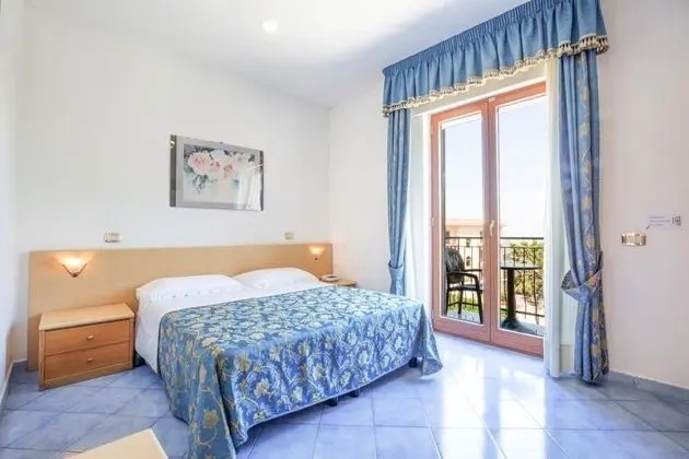 Tek Büyük veya İki Ayrı Yataklı Oda, Deniz Manzaralı