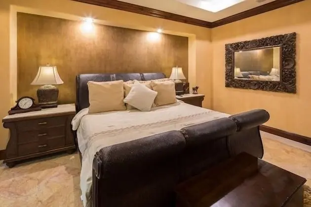 Ev, Birden Çok Yatak (Villa La Perla)