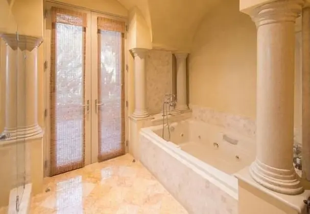 Ev, Birden Çok Yatak (Villa La Perla)